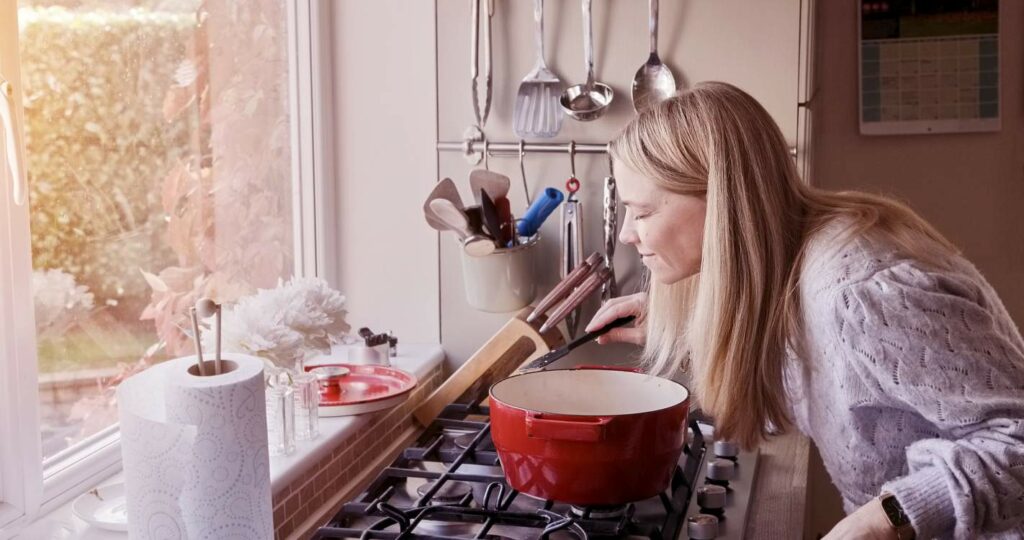 Femme qui cuisine - crédit photo : PeopleImages.com - Yuri A via Shutterstock