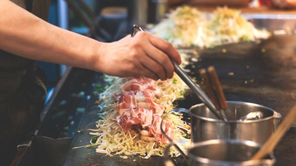 Okonomiyaki en cours de préparation dans un restaurant de Hiroshima.