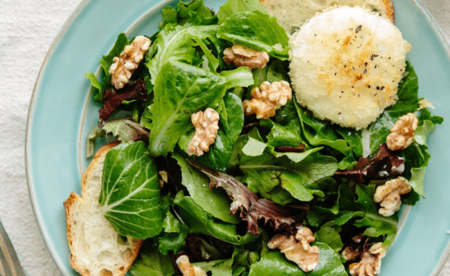 La salade au chèvre doré d’Alice Waters