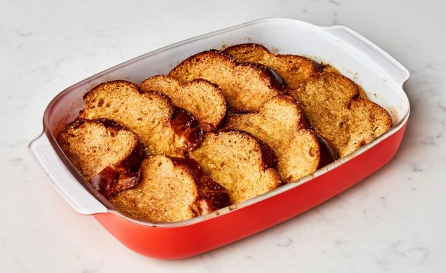 pain perdu dans un plat rouge allant au four