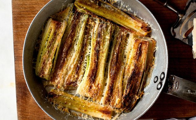 Poireaux au four dans un plat