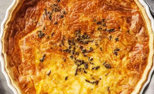 tarte au comté avec des herbes dessus légèrement dorée de Francois-Regis Gaudry